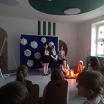 dzieci oglądają występ.jpg