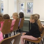 dzieci z grupy wiewiórki oglądają jasełka.jpg
