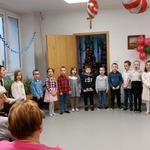dzieci wystepują przed seniorami.jpeg