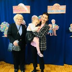 Dziewczynka z babcią i wychowawczynią 