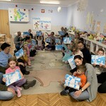 dziecii  z rodzicami na dywanie.jpg