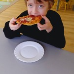 chłopiec gryzie pizzę.jpg