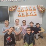 dzieci pozują do zdjęcia.jpg