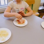 dziewczynka je pizzę.jpg