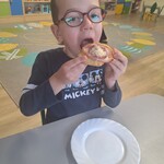 dziecko je pizzę.jpg