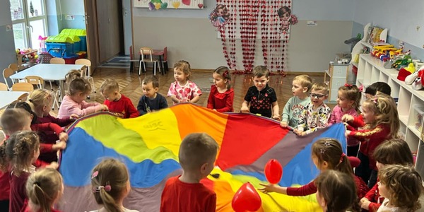 dzieci bawią się chustą.jpeg