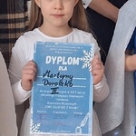 dziewczynka z dyplomem.jpg