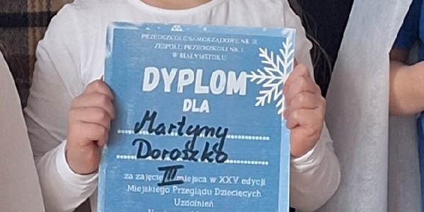 dziewczynka z dyplomem.jpg