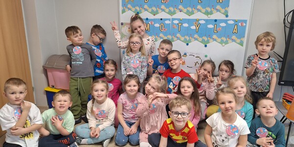 dzieci pozują do zdjęcia.jpg