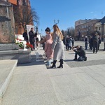 dziewczynkami z nauczycielkami pod pomnikiem.jpeg