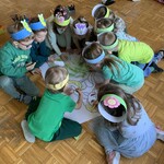 dzieci kolorują na podłodze.jpg