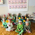 dzieci pozują do zdjęcia.jpg