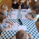 dzieci malują przy stoliku.jpg