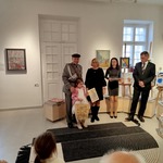 Jury wręcza nagrody laureatce 
