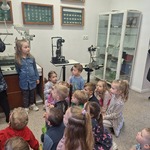 dzieci oglądają stary gabinet lekarski 