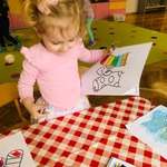dziewczynka koloruje obrazek przedstawiający skarpetki