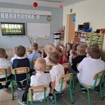 dzieci oglądają film edukacyjny.jpg