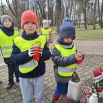 dzieci trzymają znicze.jpeg