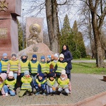 dzieci z paniami pod pomnikiem.jpg
