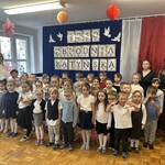 dzieci szykują się do śpiewania hymnu.jpg