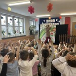 dzieci oglądają teatrzyk i podnosza ręce do góry.jpg