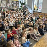 dzieci oglądają przedstawienie.jpg