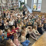 dzieci naśladują aktora.jpg