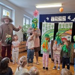 dzieci stoją na scenie a aktorka pokazuje z chłopcem kukiełkę.jpg