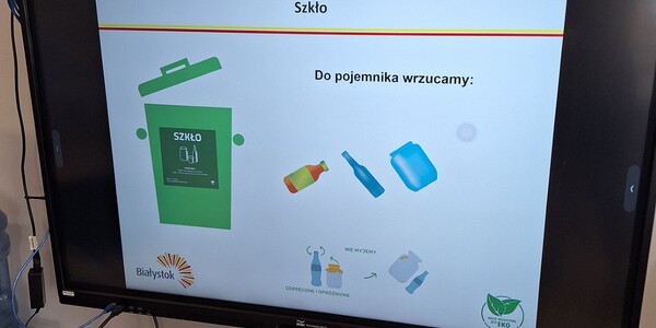 zdjęcie na ekranie pokazujące co wrzucać do pojemnika na szkło.jpg