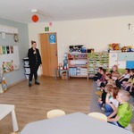 dzieci siedzą i sluchają pani.jpeg