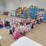 dzieci siedzą na dywanie i sluchają pani.jpg