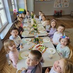 dzieci pozują do zdjęcia przy stole.jpg