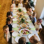 dzieci czekają na śniadanie przy stole.jpg