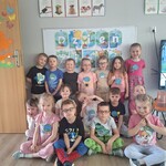 dzieci z  grupy Sówki pozują do zdjęcia.jpg