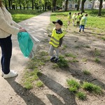 chłopiec wrzuca śmiecia do worka 