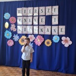 Chłopiec recytuje wiersz 