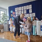 pani dyrektor daje nagrodę.jpg