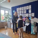 pani dyrektor daje nagrodę chłopcu.jpg