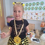 dziewczynka w stroju pszczółki.jpg
