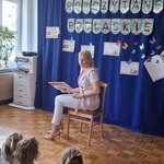 Pani Dyrektor czyta bajkę dzieciom