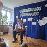 Pan czyta książkę dzieciom 