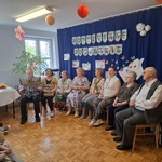 Seniorzy czytają bajkę przedszkolakom 