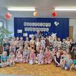 Przedszkolaki pozują do zdjęcia grupowego 