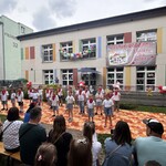 dzieci stoją na scenie.jpg