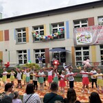 dzieci tańczą z kolorowymi rurkami.jpg