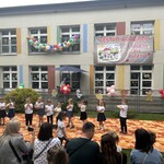 dzieci z grupy Jeżyki pokazują układ taneczny.jpg