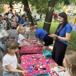 panie i dzieci przy kolorowym stoliku.jpg