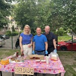 panowie i pani dyrektor przy stole z kiełbaskami.jpg
