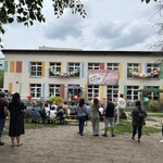rodzice czekają na występ dzieci.jpg