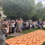 rodzice klaszczą naśladując instruktora.jpg